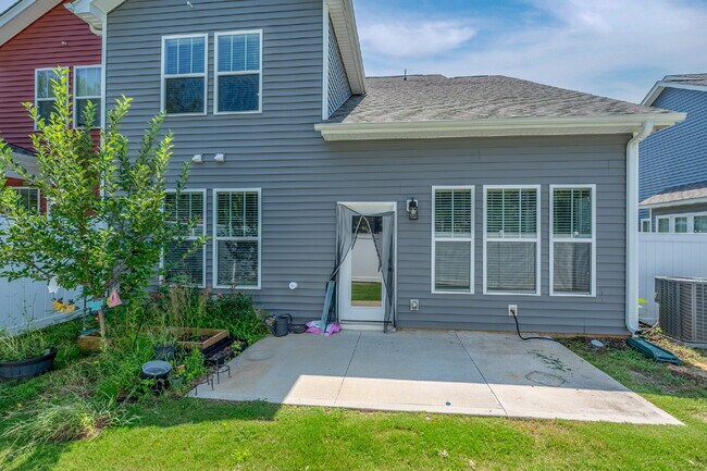 Building Photo - Modern 3BR/2.5BA Townhome with Main-Level Suite and Loft, located in prime Taylors Location! $210...