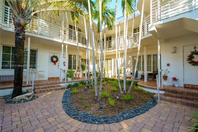 Building Photo - 2425 Flamingo Pl