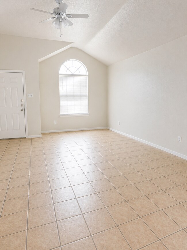 Building Photo - 2107 Charleston Ct