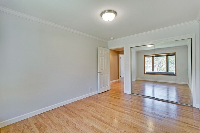 Building Photo - Excellent 3 Bedroom 2 Bath In A Great Neig...