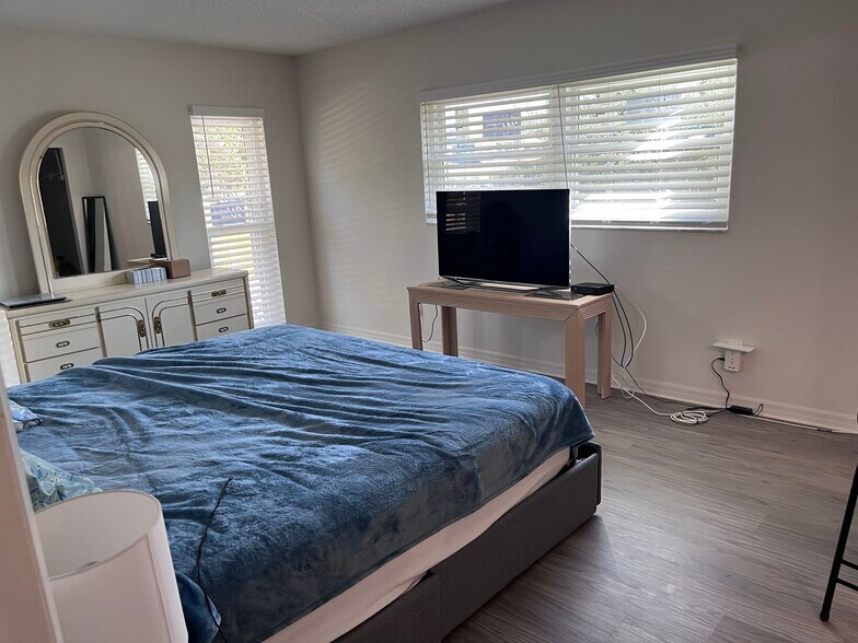 Building Photo - 213 Buttonwood Cir