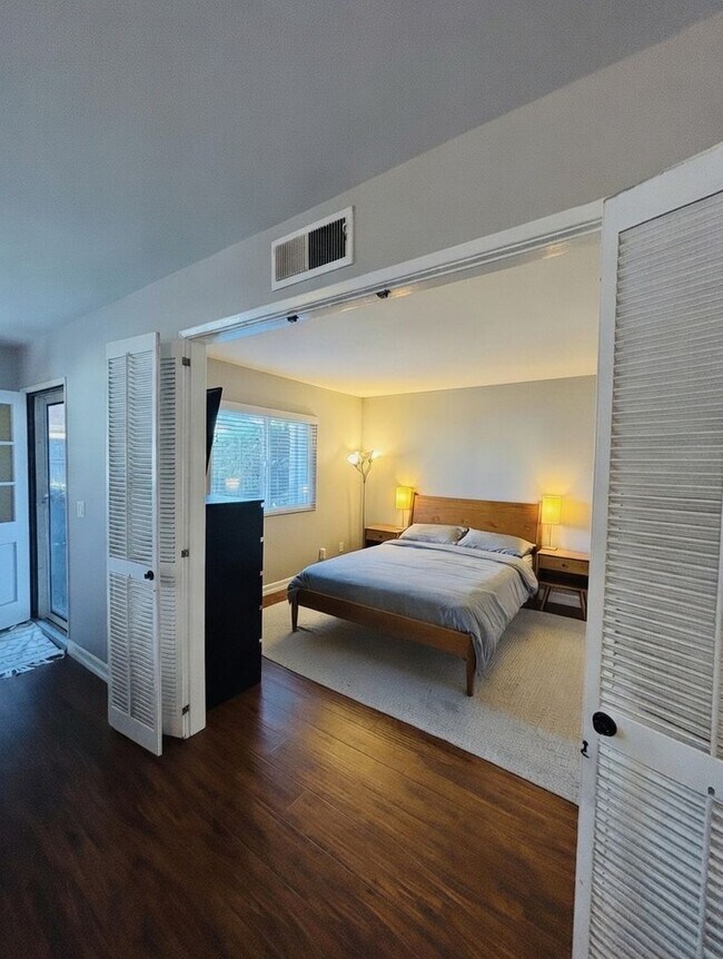 Building Photo - Walk to the Beach