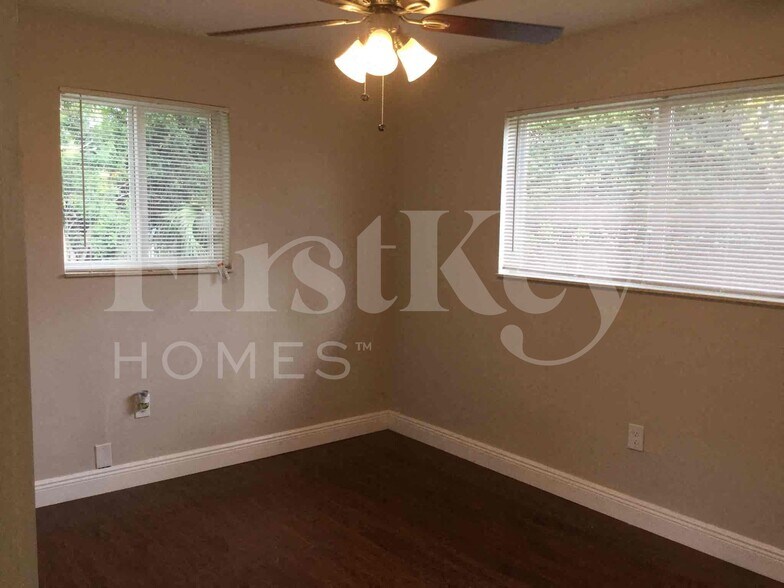 Building Photo - 1785 SW 43rd Ave