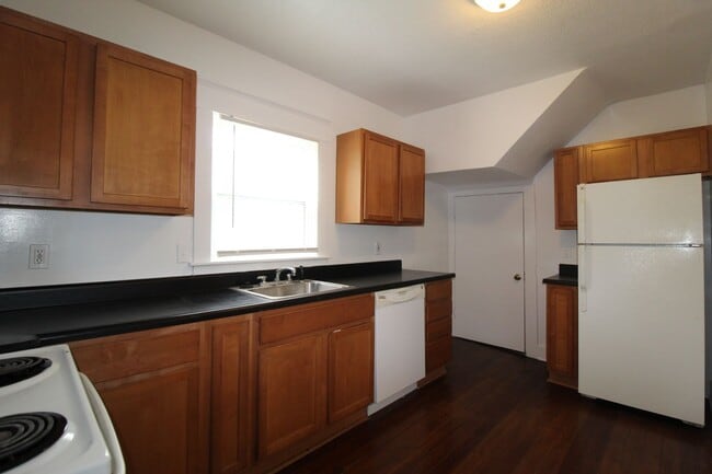 Building Photo - 2 Bedroom Home Near KU MED
