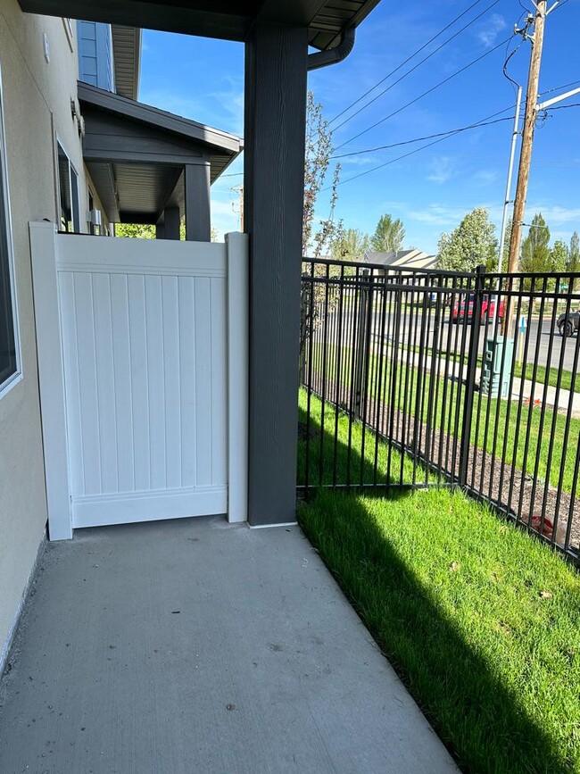 Building Photo - 1520 Fiore Dr