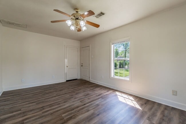 Building Photo - Cute two bedroom one bath (850 sf) home wi...