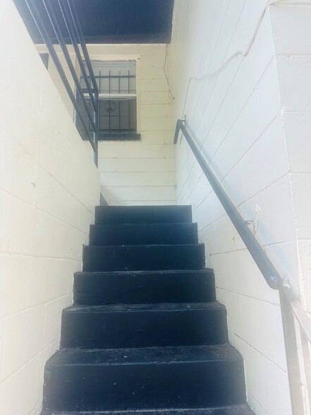 Building Photo - 1451 W 21st St