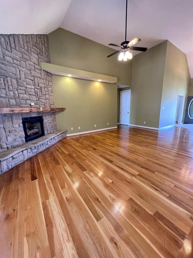 Building Photo - 212 Lakeside Dr