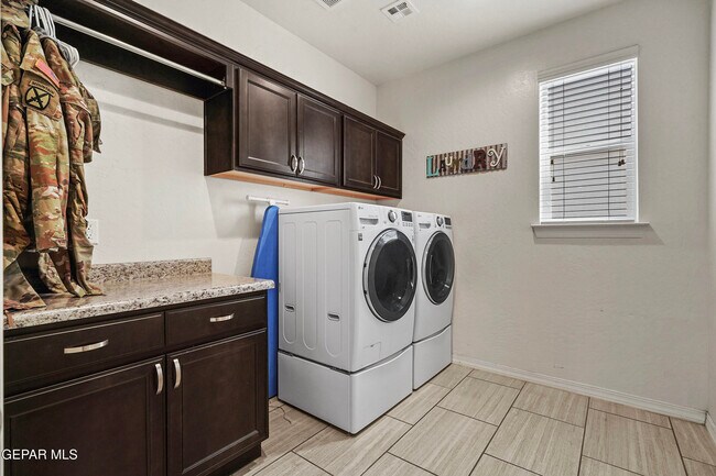 Building Photo - 212 S Manzanita Dr