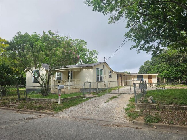 Building Photo - 907 Neches St