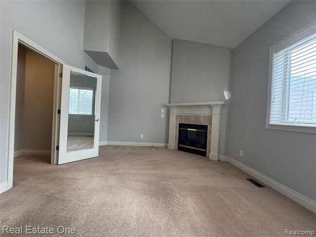 Building Photo - 1030 Oakwood Dr