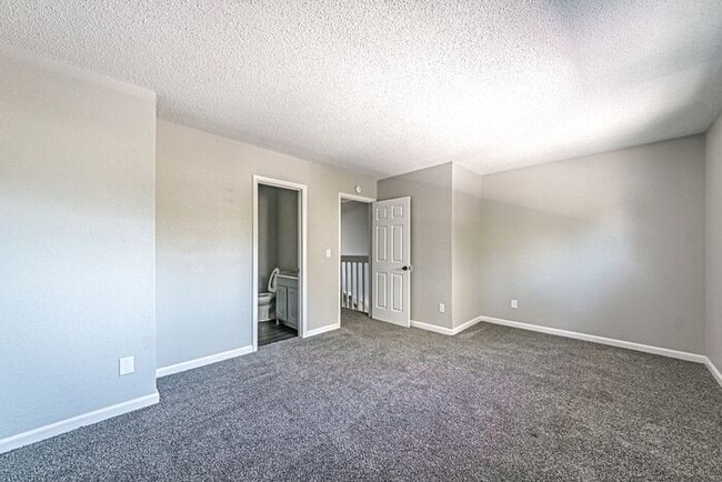 Building Photo - 3 Bed 2 Bath Townhouse, newly renovated! -...