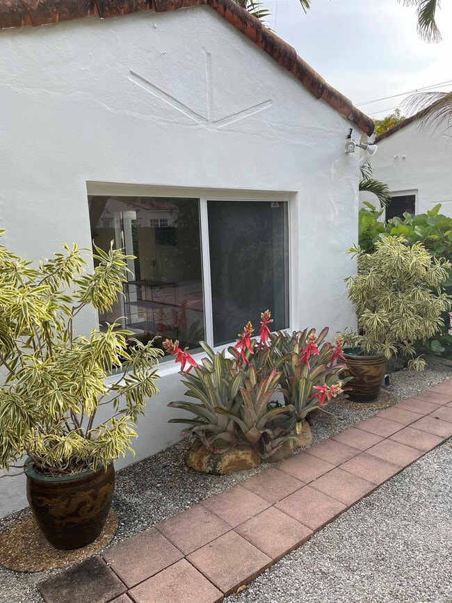 Building Photo - 1005 Cortez St