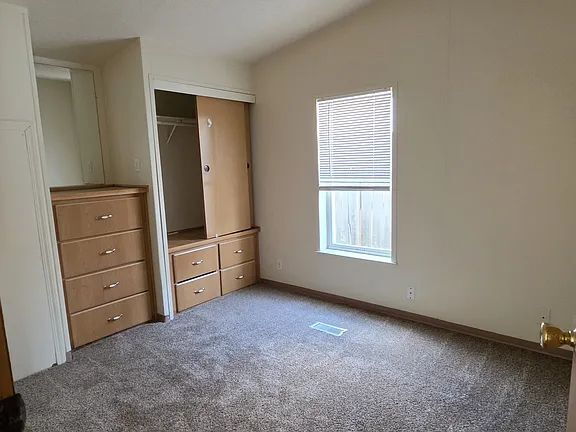 Building Photo - "Charming 4-Bedroom Retreat with Cozy Fireplace in Woodburn – 1900 Sq Ft of Comfort!"