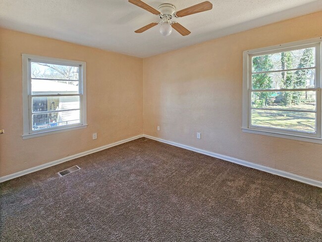 Building Photo - 4/2 Ranch with Fenced Yard