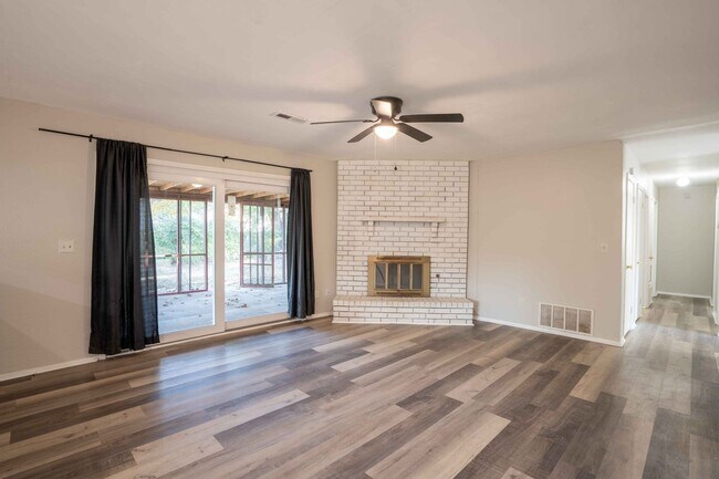 Building Photo - 3 Bed / 2 Bath / Near Tulsa Arts District