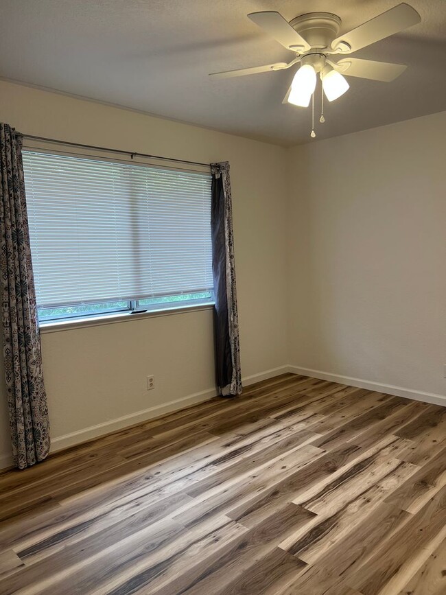 Building Photo - Three Bedroom Pioneer Home