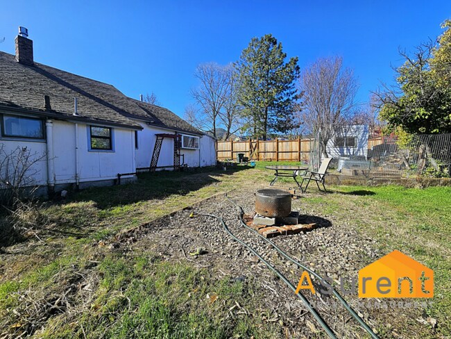 Building Photo - Charming 2-bedroom 1-bathroom home with a bonus room