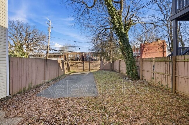 Building Photo - 2206 Parkwood Ave