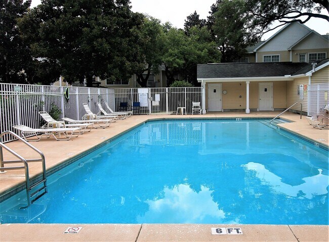 Building Photo - Updated Furnished Condo in Niceville!