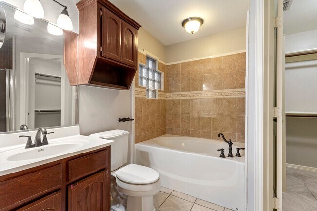 Building Photo - 3 Bed/2.5 Bath/2 Car Garage off Bass Blvd. in Harlingen