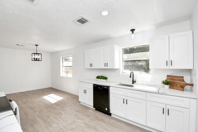 Building Photo - 9912 Cardinal St