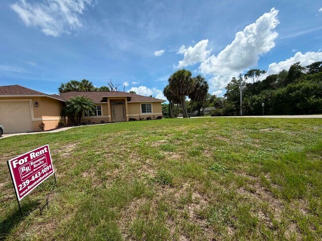 Building Photo - Your Dream Home Awaits in Port Charlotte!