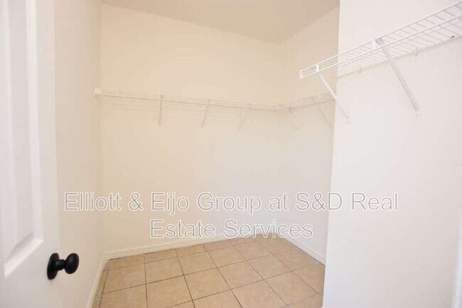 Building Photo - 982 Cumberland Dr