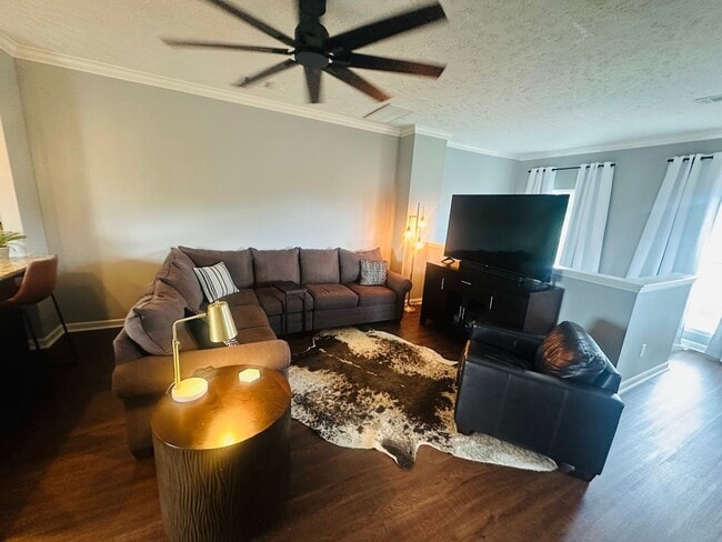Building Photo - Great End-Unit Townhome with upgrades galore!