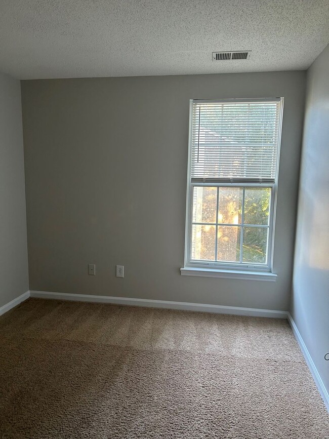 Building Photo - Bright, Open 3 Bedroom Condo on 3rd Floor