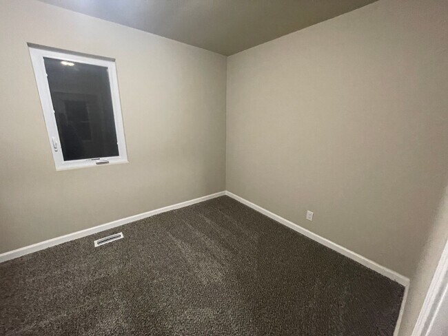 Building Photo - One Bedroom One Stall Detached Garage