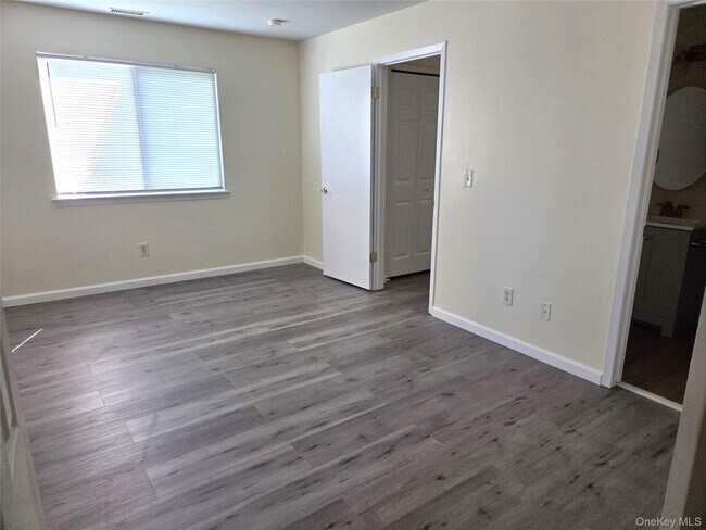 Building Photo - 868 Birchwood Park Dr