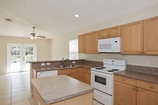 Building Photo - 1041 Park Hill Dr