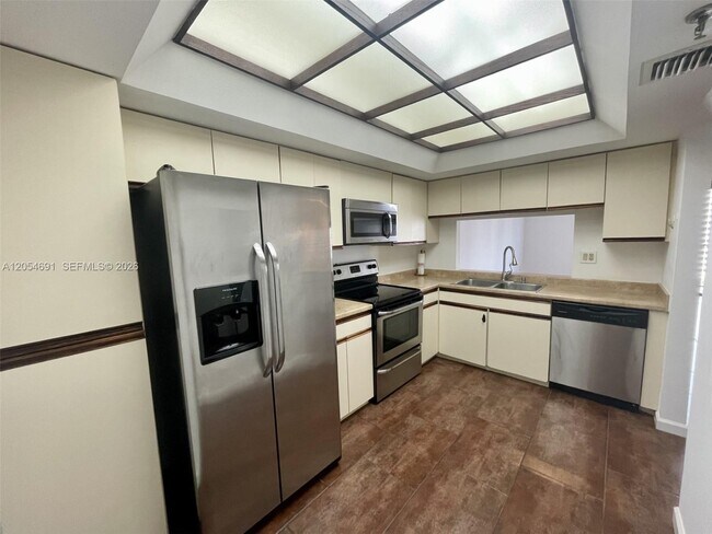 Building Photo - 520 Brickell Key Dr
