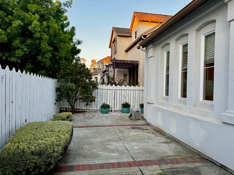 Building Photo - 159 Trellis Ln