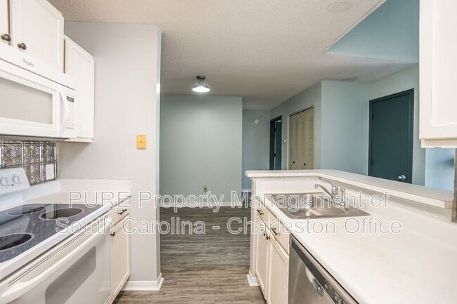 Building Photo - 2011 N Hwy 17