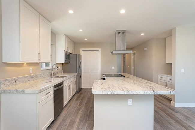 Building Photo - Modern Condo West of PCH!