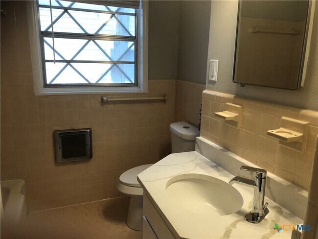 Building Photo - 1175 Canyon Dr