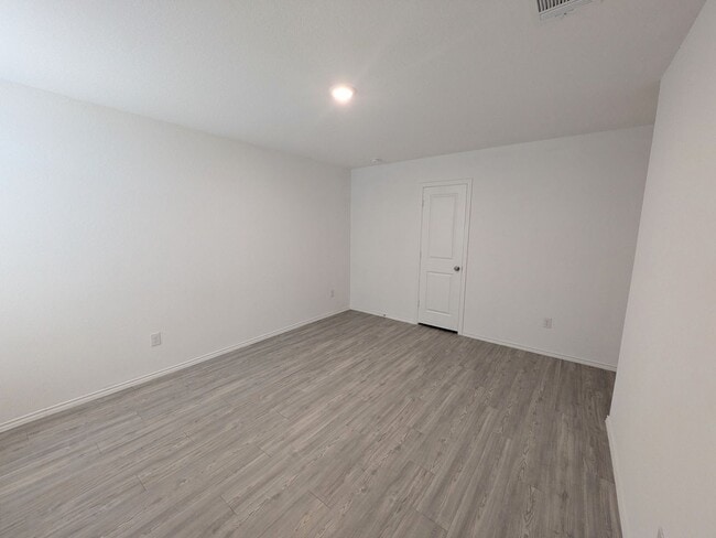 Building Photo - Fresh and Clean in New Braunfels!!