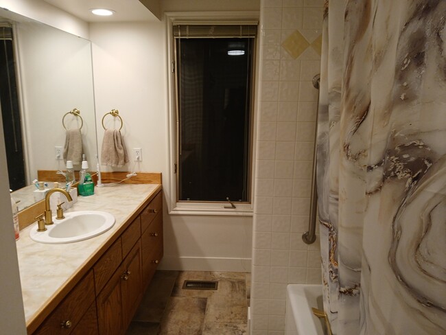 Master bath - 1715 Darling St