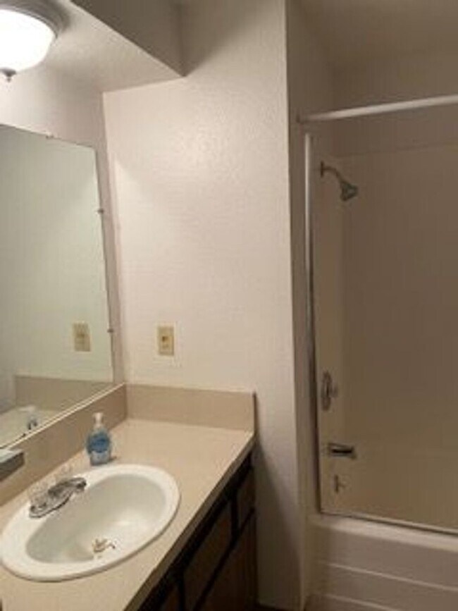 Building Photo - Spacious Two Bedroom, One Bathroom