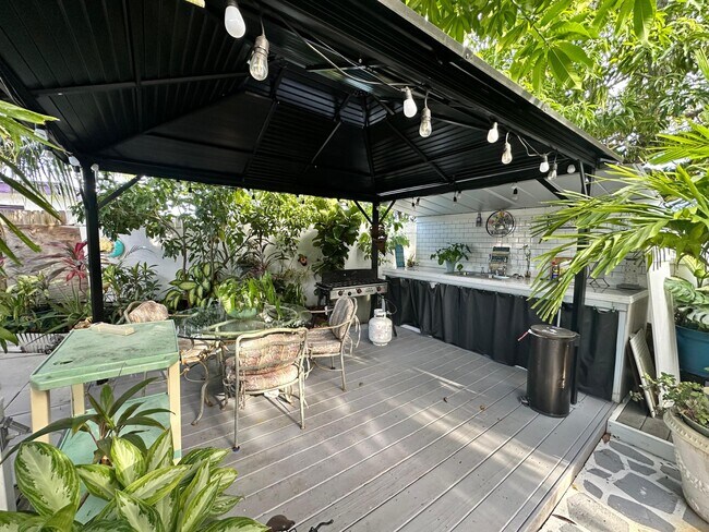 Building Photo - 104 NE 16th Ave