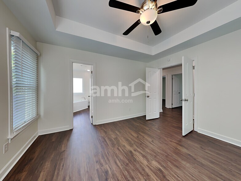Building Photo - 135 Lonetree Dr