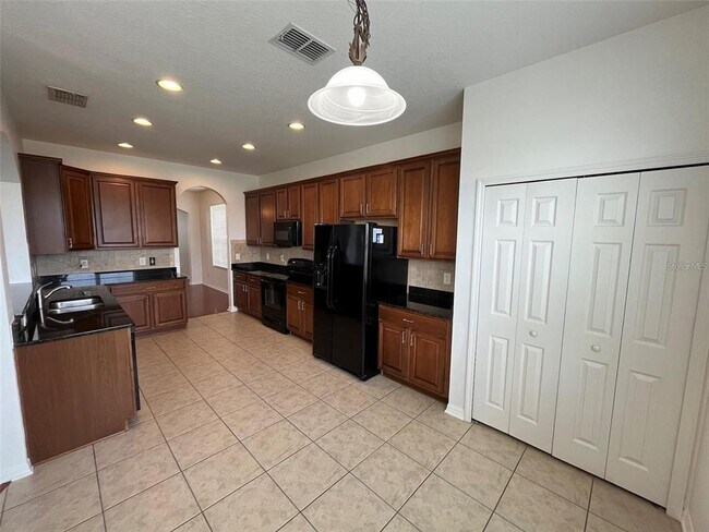 Building Photo - 10757 Pictorial Park Dr