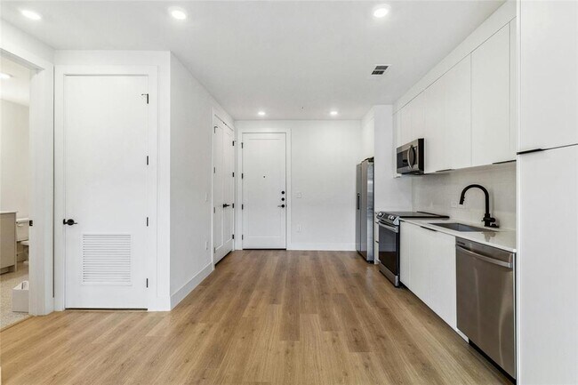 Building Photo - 1701 Simond Ave Ave