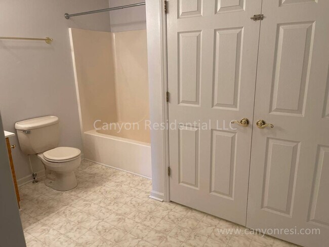 Building Photo - 204 Creeksedge Ct