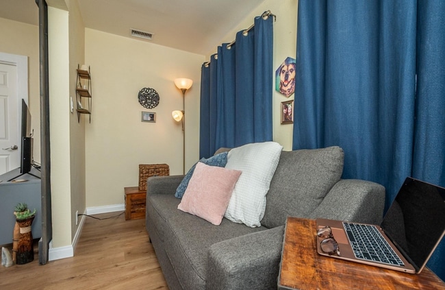 Building Photo - This 1bed/1bath bungalow comes with a BONU...