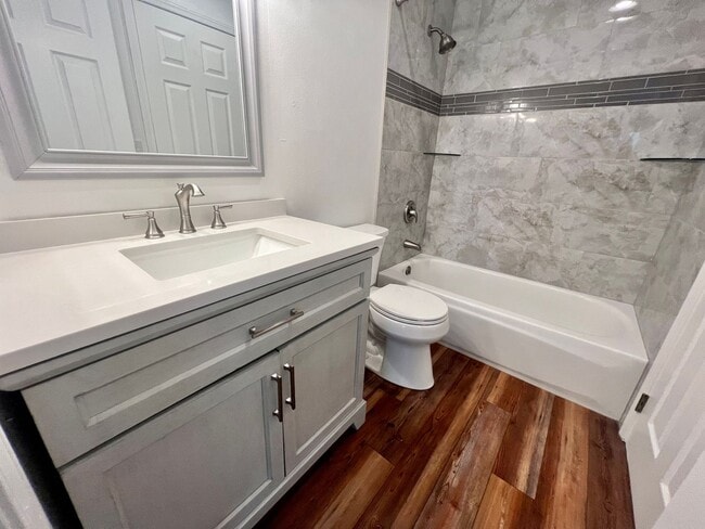 Building Photo - Gorgeous 2 Bed 1.5 Bath Condo For Rent