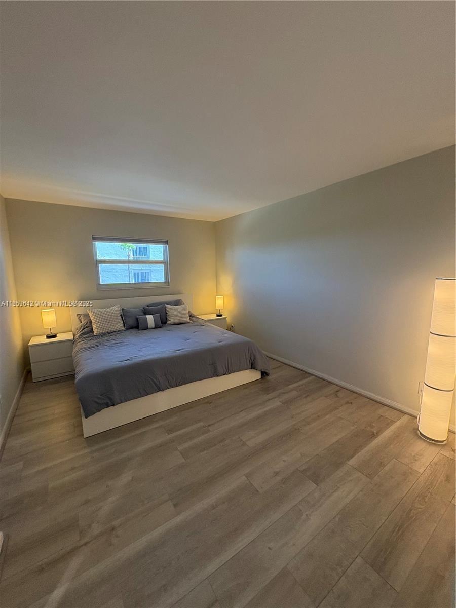 Building Photo - 1069 Hillsboro Mile
