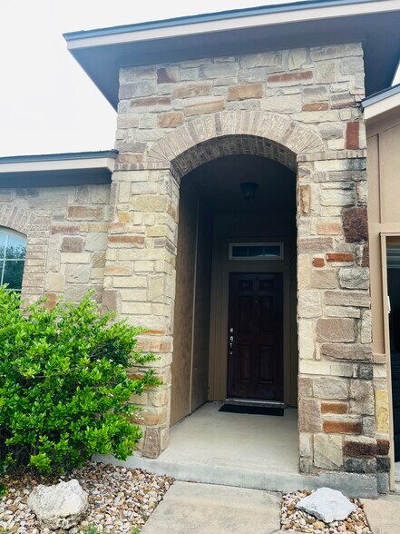 Building Photo - 617 Algerita Dr